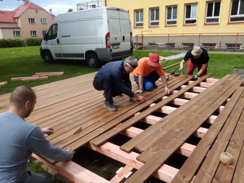 Naši rodiče chodí za námi do školy i v sobotu.